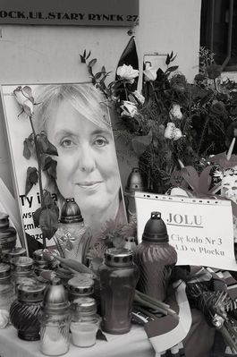 Tragedia w Smoleńsku -Jolanta Szymanek-Deresz. 
pod kancelarią....
