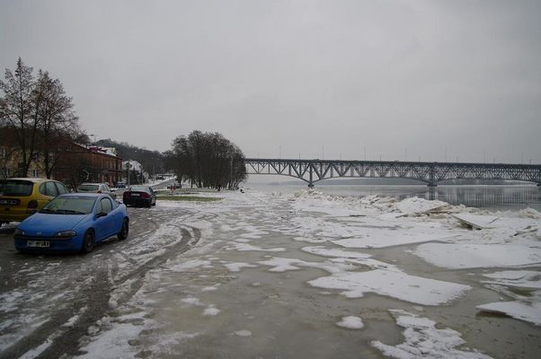 Wisła 2.01.2010
na jednej wysokosci z chodnikiem
