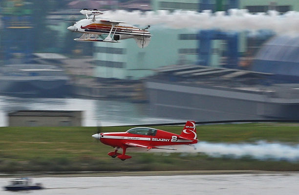 IV piknik lotniczy 
Christen Eagle II  w odwróconym locie z Extra 330 LC
