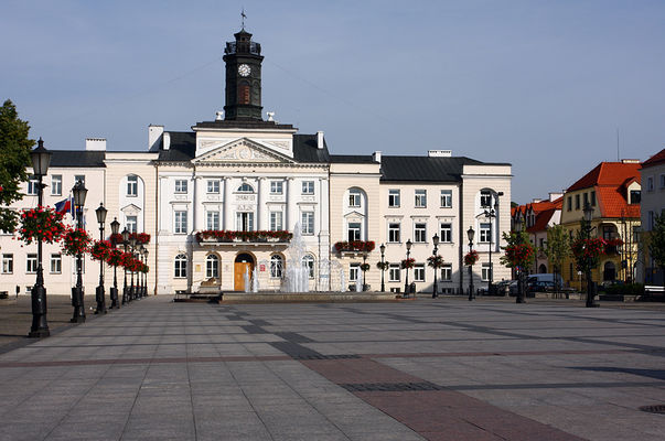 2008.08.08 08:08:08
Ratusz.
Budynek dwupiętrowy, klasycystyczny z 1827 roku wybudowany przez Jakuba Kubickiego - architekta rządowego i ucznia Domenico Merliniego. Stylowo czysta koncepcja archtektoniczna stawia ratusz w rzędzie najwytworniejszych budowli klasycystycznych na Mazowszu. Ośmioboczna, obita blachą wieża nie wiąże się stylowo z fasadą i stanowi element późniejszy. Na frontonie ratusza znajduje się tablica, upamiętniajaca ostatnią sesję Sejmu Królestwa Polskiego w dniu 23 września 1831 roku.
