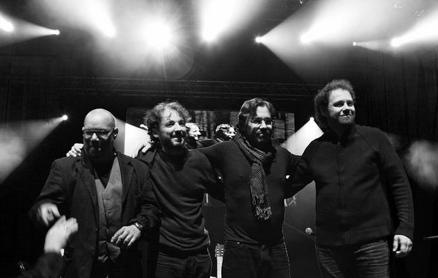 Cinemagic 2009
Koncert Ala Di Meoli, będący częścią jego światowego tourne w ramach nowego projektu "New World Sinfonia", zainaugurował w Płocku trzydniowy IV Międzynarodowy Festiwal Filmowy Cinemagic.pl
OD LEWEJ:
Gumbi Ortiz (Cajon),
Peo Alfonsi (Gitara),
Al Di Meola (Citara),
Fausto Beccalossi (Akordeon)
