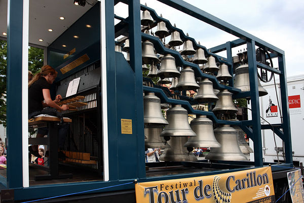 Tour de Carillon - przystanek PŁOCK
Carillon [wym. kariją; z fr. gra dzwonów] - instrument muzyczny z grupy idiofonów uderzanych, będący zespołem dzwonów wieżowych, na których można wybijać melodie młotkami lub sercami dzwonów uruchamianymi przez mechanizm zegarowy lub ręcznie, za pomocą klawiatury. Niekiedy w nowoczesnych carillonach stosowane jest sterowanie elektroniczne.
Carillon powstał w XV w. we Flandrii, gdzie tamtejsi ludwisarze osiągnęli mistrzostwo w swoim rzemiośle i uczynili z niego sztukę. Największe skupiska historycznych carillonów można spotkać w Belgii, Holandii, Kanadzie oraz w północnych Francji i Niemczech, gdzie ciągle są w użyciu podnosząc rangę i atrakcyjność miast i napawając dumą ich mieszkańców.

Na dzwonach gra najlepsza carillonistka w kraju Monika Kaźmierczak z Gdańska
