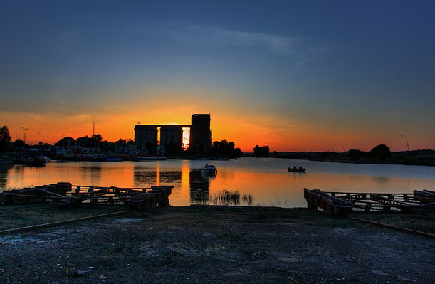 Elewator
Widok z doków naprawczych dawnej Żeglugi Warszawskiej
