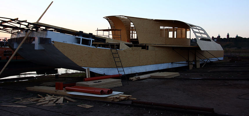 Makieta...
... budowana w doku byłej Żeglugi Warszawskiej dla potrzeb kręconego w Płocku filmu pt "Fenomen"

Główną bohaterkę zagra Ewa Hornich, wystąpią też m.in. znana z serialu "Samo życie" Anna Oberc, Monika Dryl (ostatnio grała w "Świadku koronnym") i Izabela Trojanowska. 
Główną rolę męską zagra włoski amant Allesandro Bertolucci, zobaczymy także Jana Nowickiego, Rafała Cieszyńskiego, Krzysztofa Janczara, Janusza Onufrowicza i... Krzysztofa Ibisza.

