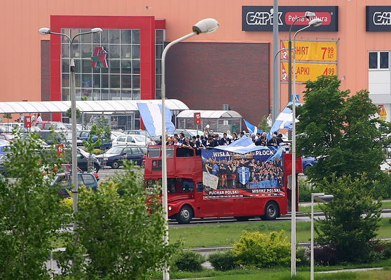 Parada ulicami miasta.
Piłkarze ręczni Wisły Płock w podwójnej koronie.
Mistrzowie Polski i zdobywcy Pucharu Polski w sezonie 2007/2008


Noise - fajnie było tak na "czole" autobusu stać??
