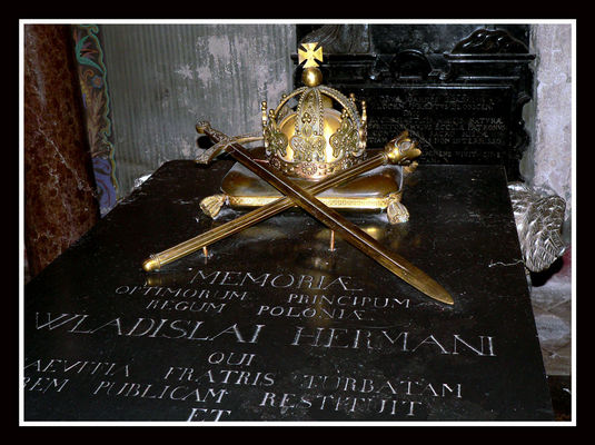 Grób Władysława Hermana
Wszedłem dziś do Katedry, a tam pan robił zdjęcia do jakiegoś albumu o Płocku. Nie omieszkałem się wcisnąć i stanąć nad grobem króla.

