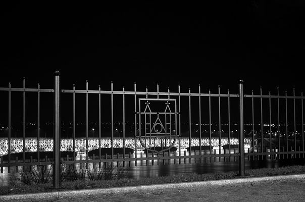 Herb
Herb miasta Płocka nawiązuje do wizerunków na tłoku pieczęci miasta z XIV wieku. Na czerwonej tarczy herbowej widnieje w części dolnej mur obronny z otwartą bramą, a w górnej - fronton katedry z czarną rozetą zwieńczonej złotym krzyżem i dwiema wieżami ze stożkowymi niebieskimi dachami ozdobionymi złotymi kulami.
