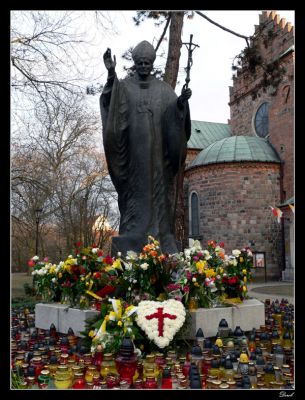 Pomnik J.P.II
Pierwsza rocznica śmierci.
