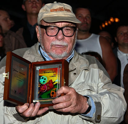 Cinemagic 2009
Nagroda Profesjonała 
Master Of Cinemagic
dla Jerzego Hoffmana
IV Międzynarodowy Festiwal Filmowy
CINEMAGIC .PL
Płock 19-21 czerwca 2009
Tak brzmi napis na lewym skrzydle skrzyneczki. 
