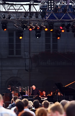 Jon Lord
W ramach X Letniego Festiwalu Muzycznego "Rockowa noc z orkiestrą" wystąpił legendarny klawiszowiec Deep Purple
Więcej o wirtuozie organów Hammonda --> [url=http://pl.wikipedia.org/wiki/Jon_Lord]http://pl.wikipedia.org/wiki/Jon_Lord[/url] 
