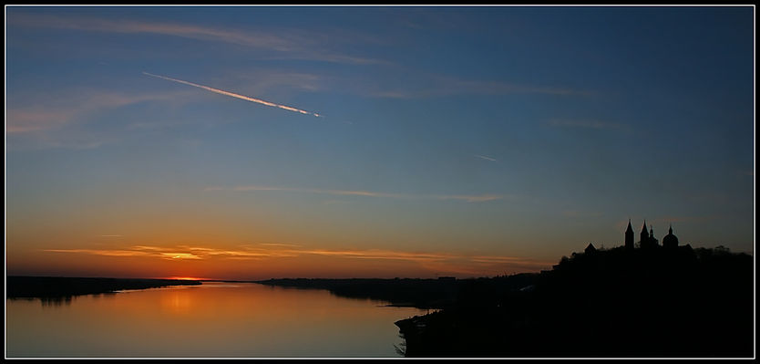 Widok na zachodzące słońe z mostu im. Legionów J. Piłsudskiego
