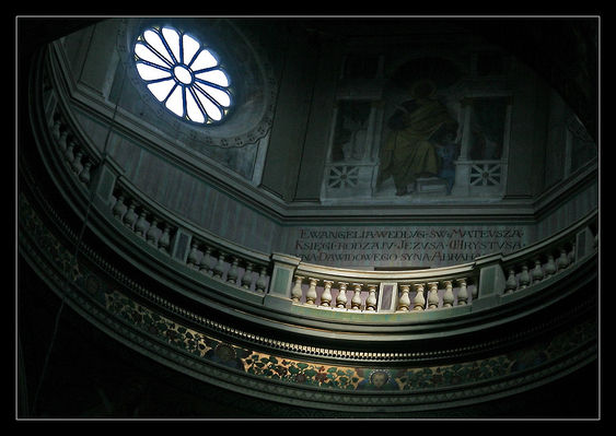 Światło
Ver. 2
Fragment balkonu wewnątrz Katedry.
