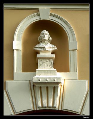 Popiersie Mikołaja Kopernika
Znajdujące się nad wejściem głównym do liceum im W. Jagiełły
