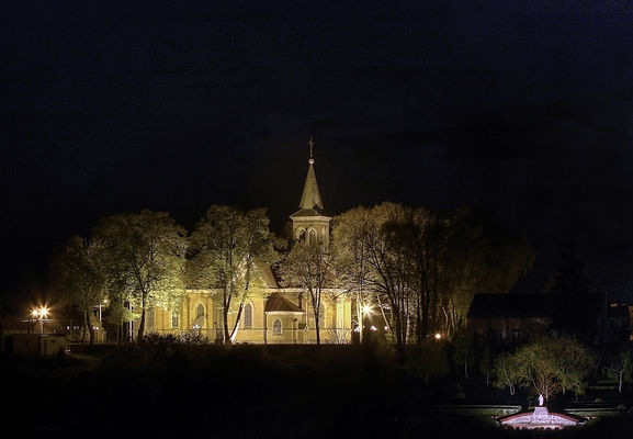  Stara  Biała
Kościół św. Jadwigi Śląskiej w Starej Białej - świątynia w diecezji płockiej, w dekanacie płockim zachodnim.
Parafia w Białej powstała prawdopodobnie już w XII w. Pierwsza wzmianka o kościele pochodzi z 1383r. 
W 1596 miała miejsce renowacja erekcji parafii. Nowy drewniany kościół wzniesiono w 1636. Kilka lat później w 1643 r. dobudowano murowaną kaplicę i zakrystię. W takim stanie przetrwała do końca XIX w.

