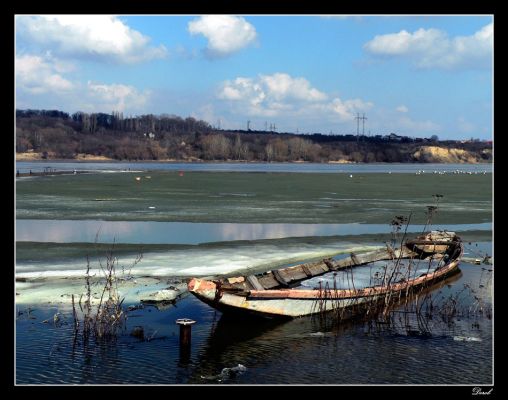 Łódź
Resztki lodu i uwięziona łódka rybacka w porcie na Radziwiu
