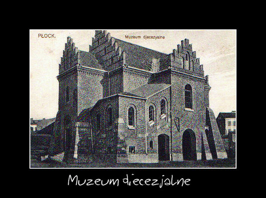 Muzeum Diecezjalne w Płocku ...
... zostało zbudowane w 1903 r. przez architekta Stefana Szyllera. Zbiory muzealne zapoczątkowały zabytki z katedry płockiej oraz darowizny: ks. Tomasza Kowalewskiego i prof. Franciszka Tarczyńskiego. W latach 1929-1930 muzeum rozbudowano. Zbiory muzealne powiększają się o przywożone z kościołów diecezji płockiej zabytki, które przestały służyć kultowi religijnemu. Do najcenniejszych eksponatów należą: rękopisy i dokumenty, zbiór mazowieckiej rzeźby średniowiecznej, złotnictwo, kolekcja pasów kontuszowych.
