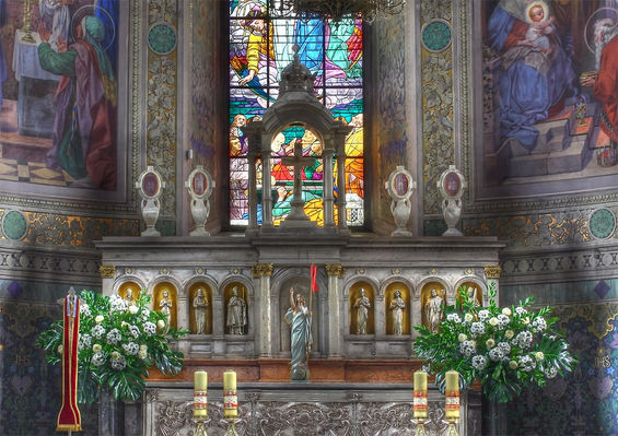 Ołtarz
Główny ołtarz w prezbiterium 
