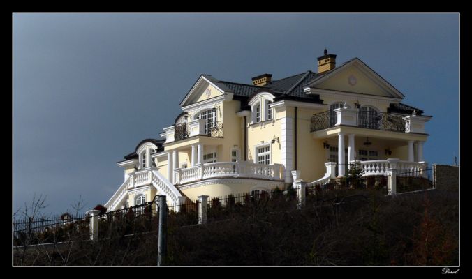 Pałacyk
Znajdujący się na skarpie pomiędzy Cholerką, a Grabówką.
