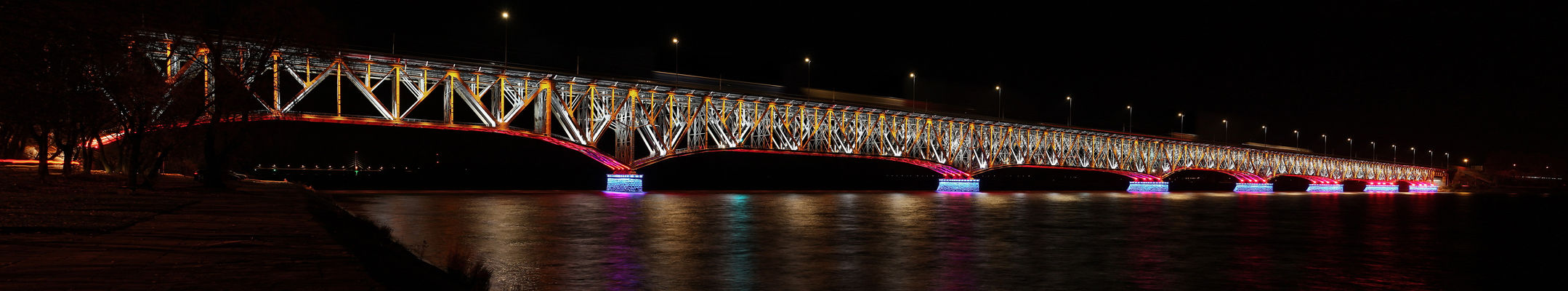 Most im. Legionów Piłsudskiego
Został wybudowany w latach 1937-1938. Ten żelazny most kolejowo-drogowy, wsparty na betonowych filarach, w chwili ukończenia budowy był najdłuższym mostem w Polsce. We wrześniu 1939 roku część mostu została wysadzona przez polskie wojsko. Niemcy po pewnym czasie doprowadzili do ponownego uruchomienia mostu. Zburzyli go w styczniu 1945 roku w czasie ucieczki. W efekcie Płock pozostał bez mostu (z mostu im. Legionów Piłsudskiego pozostały zaledwie dwa przęsła). 

Teraz świeci jak choinka ku uciesze Płocczan.
