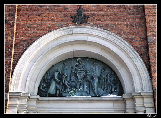 Płaskorzeźba
Znajująca się nad wejściiem głównym do katerdry.
