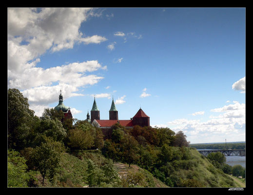 Katedra na malowniczym wzgórzu
