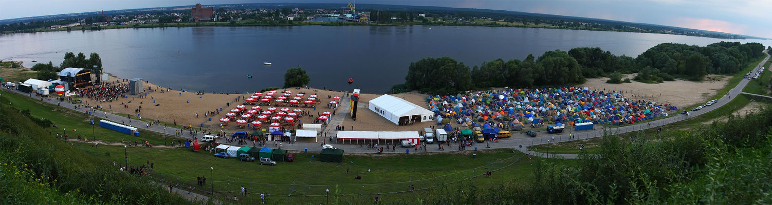 Reggaeland 2009
Panoramka z ręki.
Tak wiem Ziemia jest okrągła, ale nie dałem rady ogarnąć.
