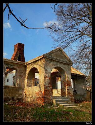 Ruiny
Znajdujące się pomiędzy Grabówką, a Borowiczkami na wzgórzu po lewej stronie.

