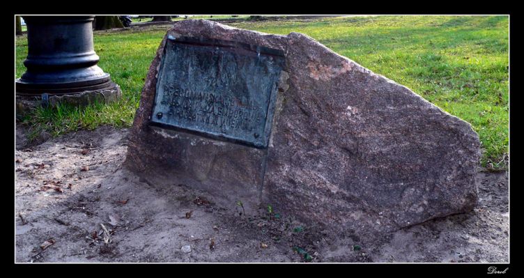 Tablica pamiątkowa
Głaz wraz z tablicą znajduje się na trawniku naprzeciwko Katedry, obok dawnego Muzeum Mazowieckiego.
