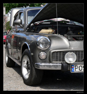 Wa-wka
Spotkanie miłośników Syren i Warszaw.
10/06/2006
Ten egzemplarz posiada silnik i deskę rozddzielczą z Forda
