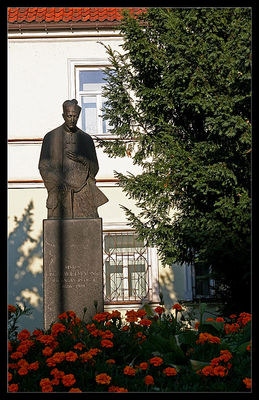 Leon Wetmański 10.04.1886 - ?.10.1941
Leon Wetmański  - polski duchowny katolicki, biskup pomocniczy diecezji płockiej, błogosławiony Kościoła katolickiego.
Święcenia kapłańskie przyjął w 1912 w Płocku, studiował w Sankt Petersburgu. Był m.in. wicerektorem seminarium duchownego w Płocku, odznaczał się głębokim życiem religijnym, obok pracy duszpasterskiej zajmował się walką z alkoholizmem. W grudniu 1927 został mianowany biskupem pomocniczym płockim, ze stolicą tytularną Camachus; sakrę biskupią przyjął 22 kwietnia 1928.
Źródło: Wikipedia.
