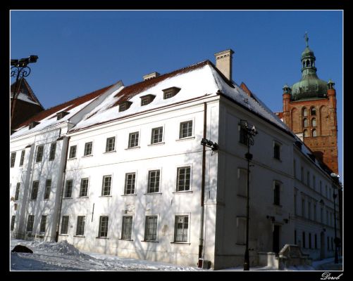 Wieża zegarowa z fragmentami zamku
