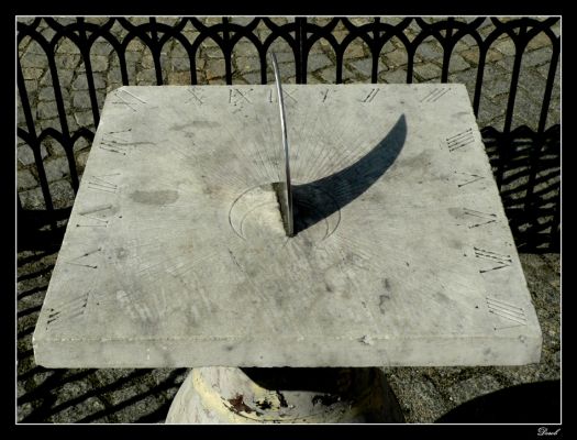 Zegar sloneczny
Znajdujący się na Starym Rynku przy Ratuszu.
Poprawność działania można porównać z exif-em ;)
