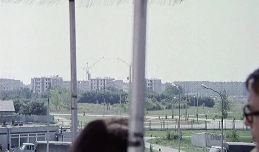 "Blizna"
Scena z filmu Krzysztofa Kieślowskiego "Blizna".
Stadion, w tle nowobudowane osiedle przy ulicy Gałczyńskiego 
Słowa kluczowe: Blizna