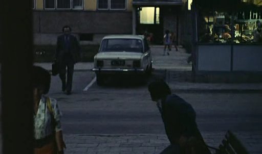 "Blizna"
Scena z filmu Krzysztofa Kieślowskiego "Blizna".
Dyrektor Bednarz zmierza do swojego służbowego mieszkania przy skrzyżowaniu ulicy Wolskiego i Buczka (obecnie królowej Jadwigi).
Franciszek Pieczka Michał Tarkowski 

Słowa kluczowe: Blizna Franciszek Pieczka Michał Tarkowski