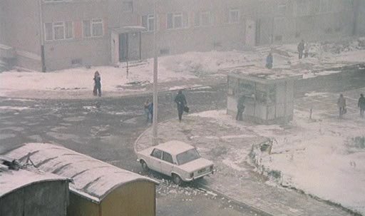 "Blizna"
Scena z filmu Krzysztofa Kieślowskiego "Blizna". 
Skrzyżowanie ulic Wolskiego i Buczka (obecnie Królowej Jadwigi)
Aktualnie kiosk ruchu stoi "twarzą" do bloku przy ulicy Wolskiego.
Z relacji naocznej świadków wynika, iż na potrzeby filmu straż pożarna wylała pianę gaśniczą aby uzyskać efekt aury zimowej.
Dyrektor Bednarz czyli Franciszek Pieczka za moment wsiądzie do samochodu Fiat 125 i wyruszy w kierunku Kombinatu, na którym rozpoczynają się zamieszki pracownicze (nawiązanie do Grudnia 1970).
Słowa kluczowe: Blizna Franciszek Pieczka