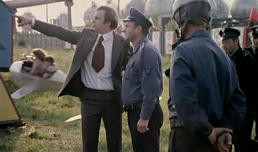 "Blizna"
Scena z filmu Krzysztofa Kieślowskiego "Blizna".
Impreza pod Kombinatem, w tle południowy park zbiorników kulistych.
Jerzy Stuhr
Słowa kluczowe: Blizna Jerzy Stuhr Kombinat