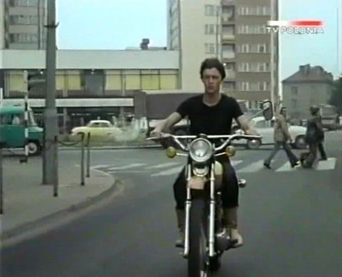 "Zielona Miłość"
Scena z filmu "Zielona Miłość". Jan Frycz na motocyklu
Słowa kluczowe: Zielona Miłóść Jan Frycz