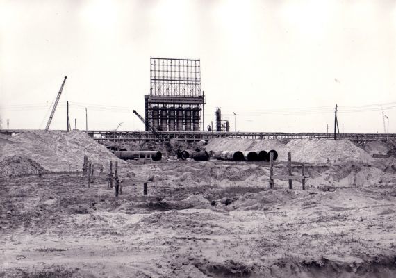 Budowa Instalacji Butadienu /Stary Butadnien/
Układanie infrastruktury podziemnej /rurociągi wody obiegowej/ dla Instalacji Butadienu. W tle nieistniejąca już Instalacja Komorowego Koksowania.
