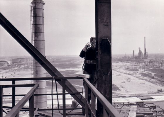 MZRiP Kraking Katalityczny I w budowie
Radzieccy specjaliści z Azerbejdżanu podczas budowy, technologia amerykańska z końca lat trzydziestych. 
