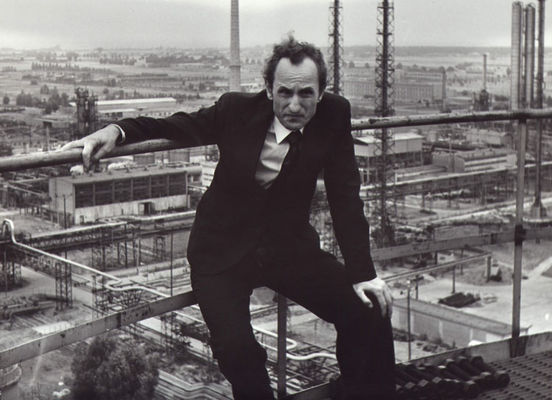 "Blizna"
Scena z filmu Krzysztofa Kieślowskiego pt. "Blizna". Na zdjeciu Franciszek Pieczka jako dyrektor kombinatu stojący prawdopodobnie na instalacji Krakingu. W tle MZR i P. Interesujący jest scenariusz filmu. Dużo fragmentów nakręcono w Płocku. Roboczy tytuł produkcji "Nasz Człowiek".   
Sczegóły http://www.filmpolski.pl/fp/index.php/12337
Słowa kluczowe: Blizna Franciszek Pieczka Kombinat