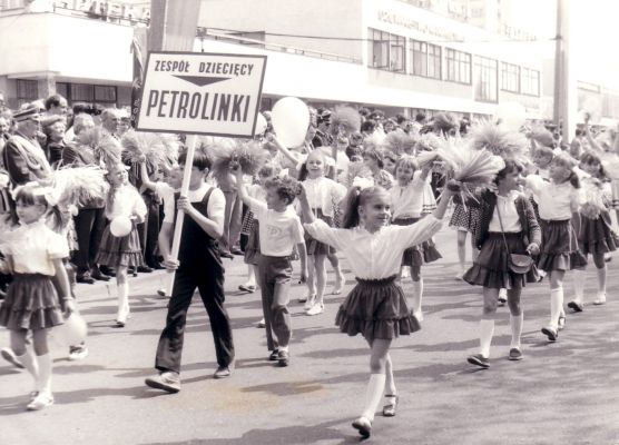1-szy Maja 1986 r.
1-majowy pochód, zespół dziecięcy Petrolinki
