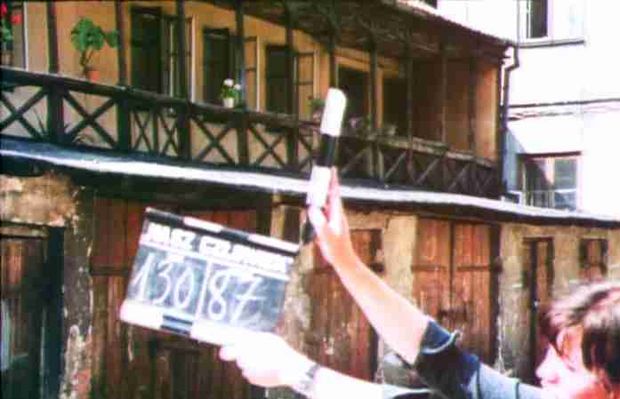 "Klaps"
Scena z filmu dokumentalnego Krzysztofa Kieślowskiego "Klaps" powstałego z nieudanych i odrzuconych materiałów do filmu "Blizna". 
Płockie podwórko, prawdopodobnie przy Starym Rynku.

[url]http://www.youtube.com/watch?v=OLMJZrWfLjI[/url]
Słowa kluczowe: Klaps Krzysztof Kieślowski