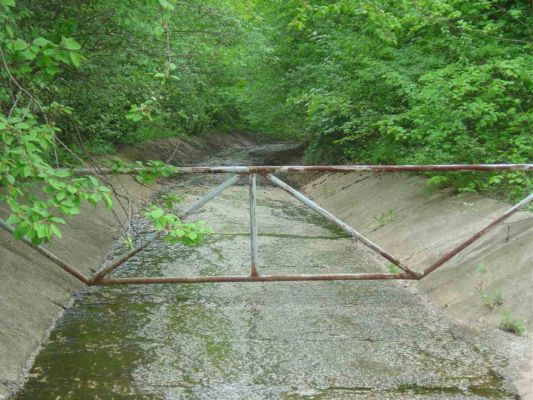 Koryto przelewowe
Koryto przelewowe doprowadzajace nadmiar ścieków do rzeki Brzeźnicy.
