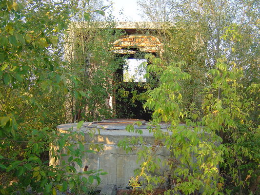 Radiofoniczne Centrum Nadawcze k. Gąbina
Pozostałości fundamentu w kształcie walca, na którym ustawione były trzy izolatory o wysokości prawie dwa metry a na nich konstrukcja całego masztu mierząca blisko 646 m i ważąca 420 t. Budowę masztu zakończono 18 maja 1974 r.
Katastrofa (zawalenie się) masztu nastąpiła 8 sierpnia 1991 r.
Maszt w Konstantynowie był w owym czasie najwyższą konstrukcją inżynierską na świecie.
