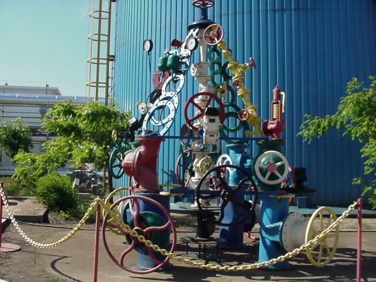 Instalacja
Przykład twórczego podejścia do zużytej armatury przemysłowej :)
