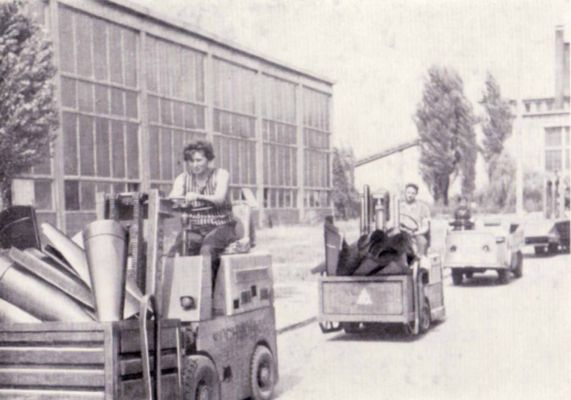 Zmechanizowany transport wewnątrzzakładowy - Fabryka Maszyn Zniwnych
