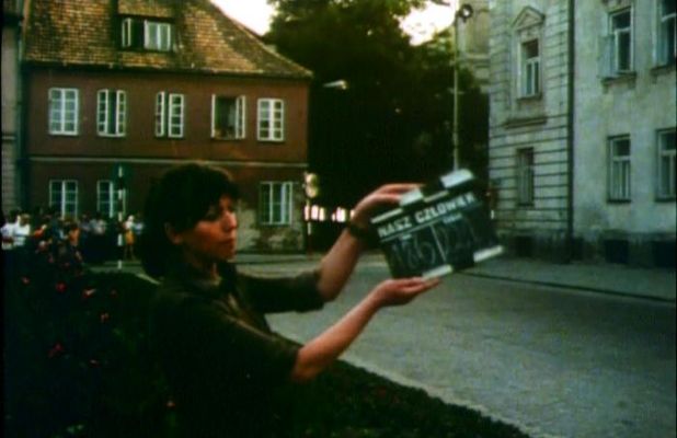 "Klaps"
Scena z filmu dokumentalnego Krzysztofa Kieślowskiego "Klaps" powstałego z nieudanych i odrzuconych materiałów do filmu "Blizna" o roboczym tytule "Nasz Człowiek".
Stary Rynek.

[url]http://www.youtube.com/watch?v=OLMJZrWfLjI[/url]
Słowa kluczowe: Klaps Krzysztof Kieślowski