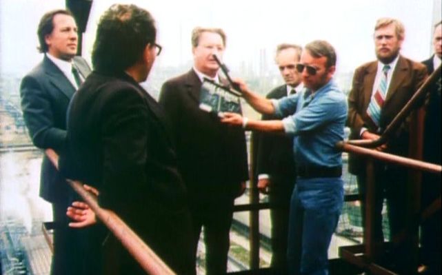 "Klaps"
Scena z filmu dokumentalnego Krzysztofa Kieślowskiego "Klaps" powstałego z nieudanych i odrzuconych materiałów do filmu "Blizna" o roboczym tytule "Nasz Człowiek".
Kombinat, prawdopodobnie instalacja Kraking.

[url]http://www.youtube.com/watch?v=OLMJZrWfLjI[/url]
Słowa kluczowe: Klaps Krzysztof Kieślowski