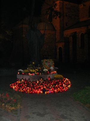 Pomnik Jana Pawła II
W dzień Wszystki Świętych
