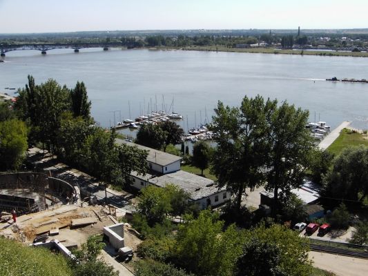 Widok na przystań jachtową
Zdjęcie przedstawia oprócz przystani także budowę amfiteatru (w lewym dolnym rogu), w tle widoczny jest most im. Legionów J. Piłsudskiego oraz osiedle Radziwie.
Słowa kluczowe: Wisła przystań most amfiteatr